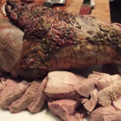Grillet lammekølle på kuglegrill