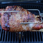 Lammekølle på rotisseri i gasgrill