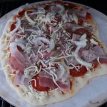 Pizza i gasgrill på bagesten