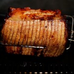 Ribbensteg på rotisseri i gasgrill eller kuglegrill