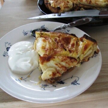 Æbletærte på kagetallerken