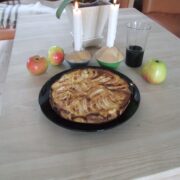 Æble-marcipankage med vaniljecremefraiche