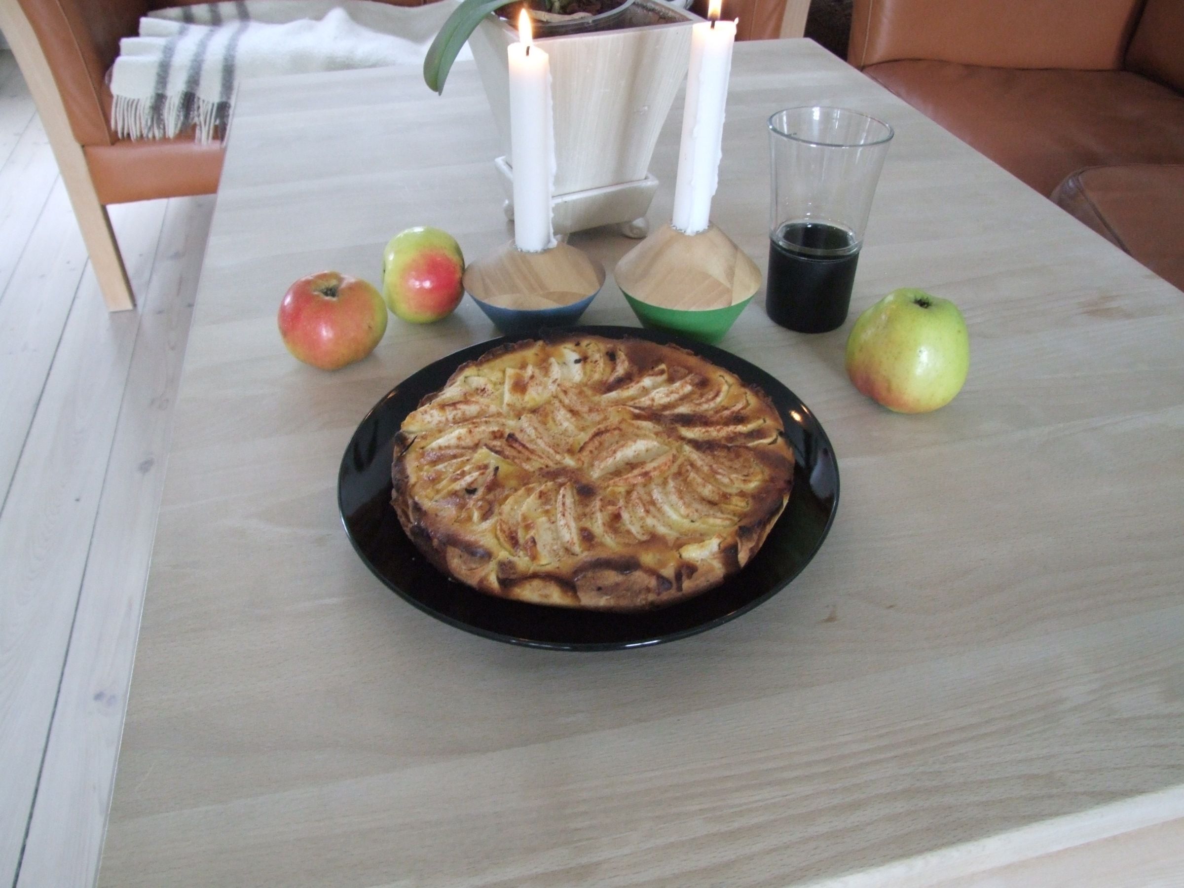Æble-marcipankage med vaniljecremefraiche