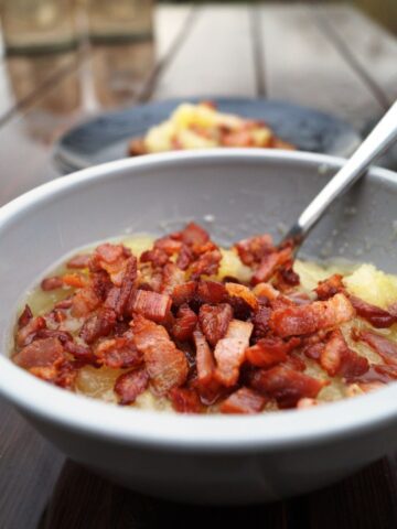 Æbleflæsk med bacon og løg