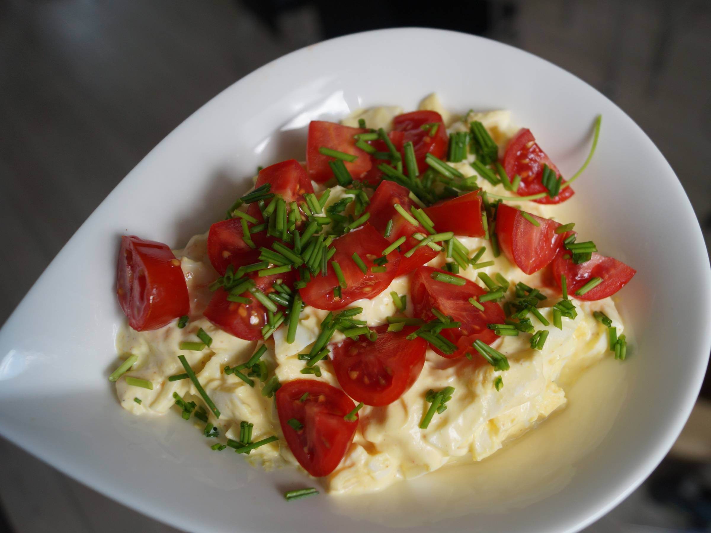 Æggesalat med purløg og tomat