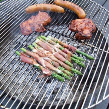 Asparges med serranoskinke på grill