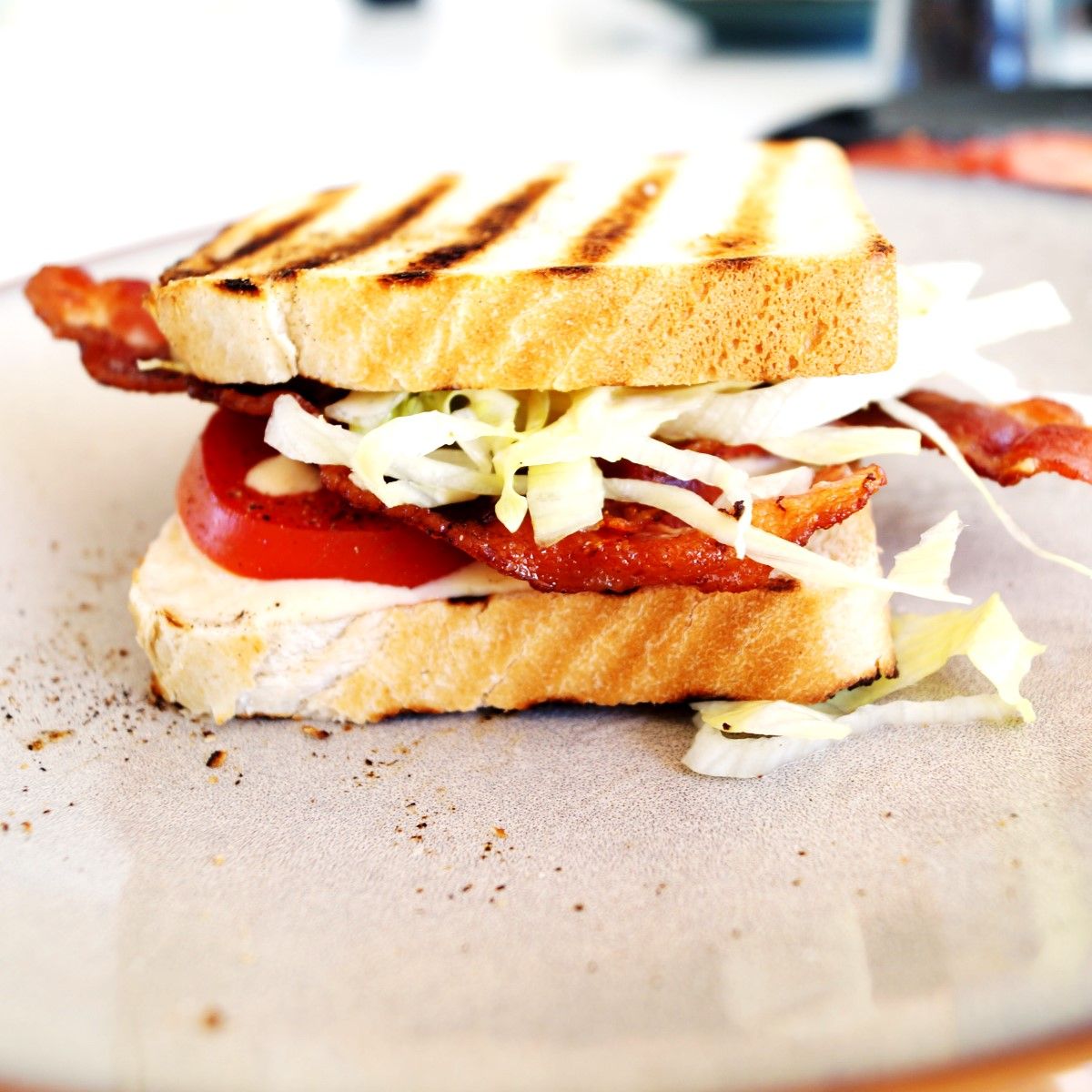 BLT sandwich med bacon og salat