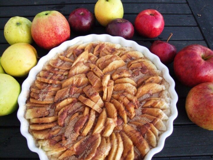 Bagt æblekage inden den kommer i ovn