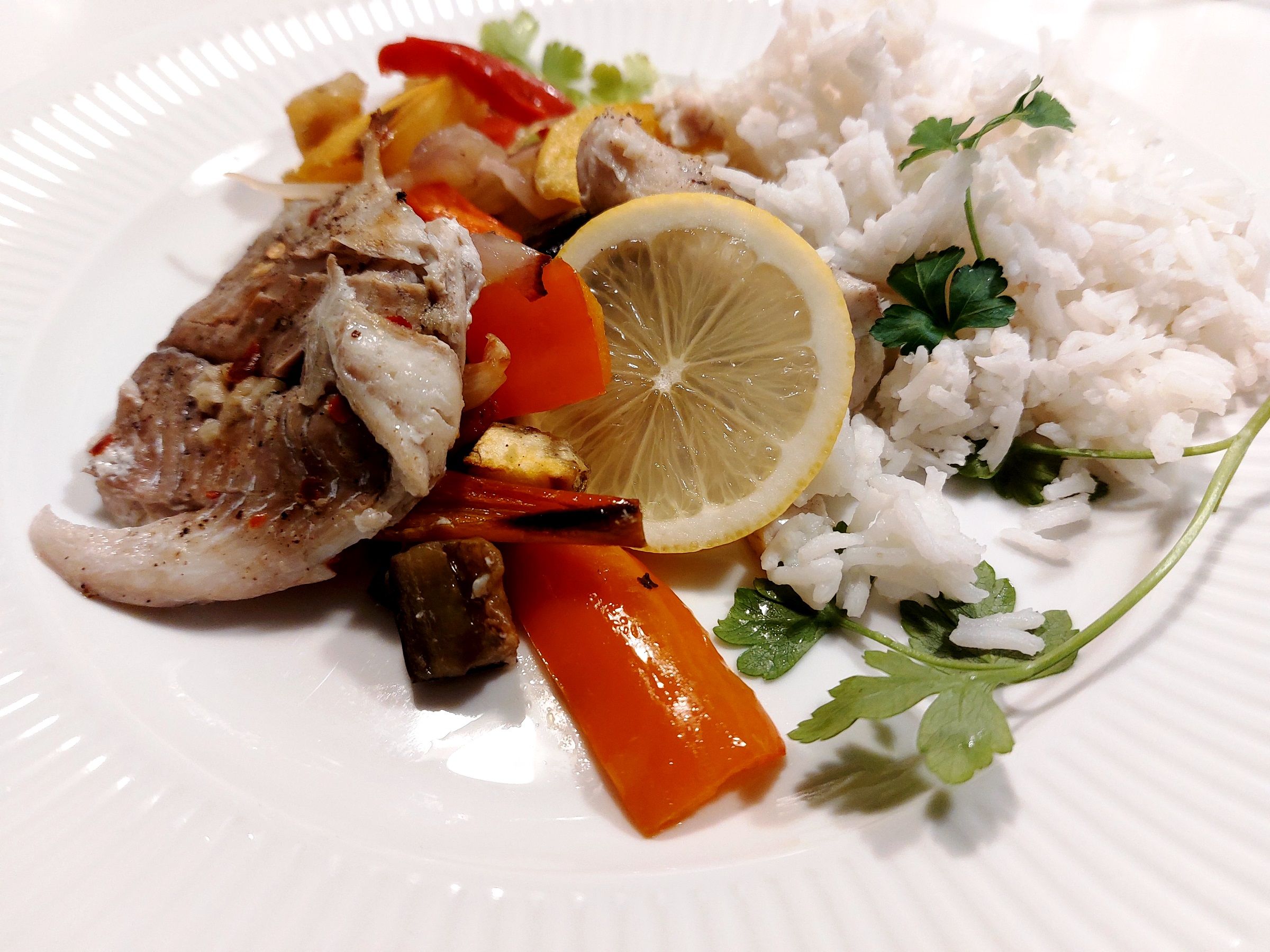 Ovnbagt mørksej med grøntsager og ris