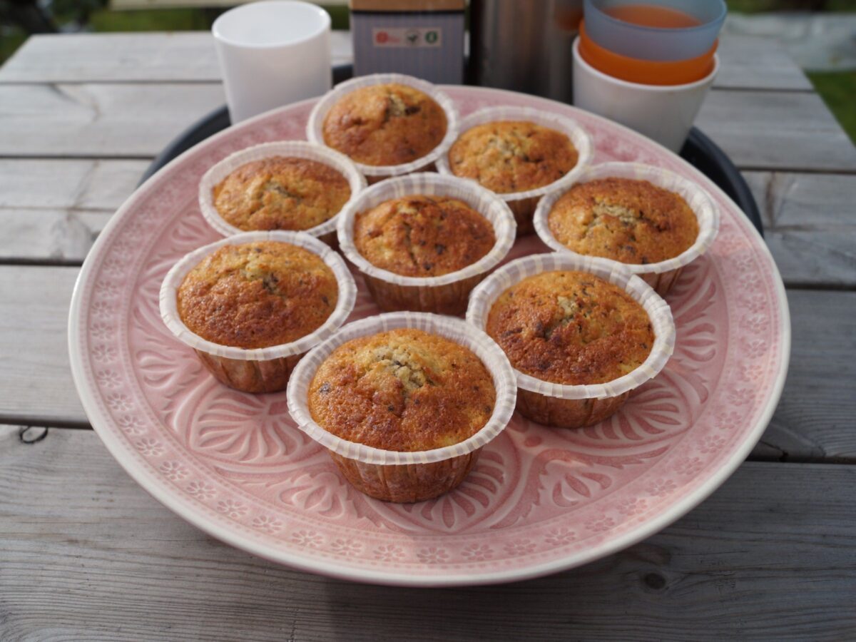 Banan muffins serveret på kagetallerken