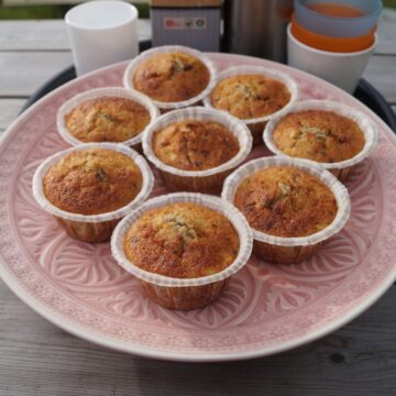Banan muffins serveret på kagetallerken