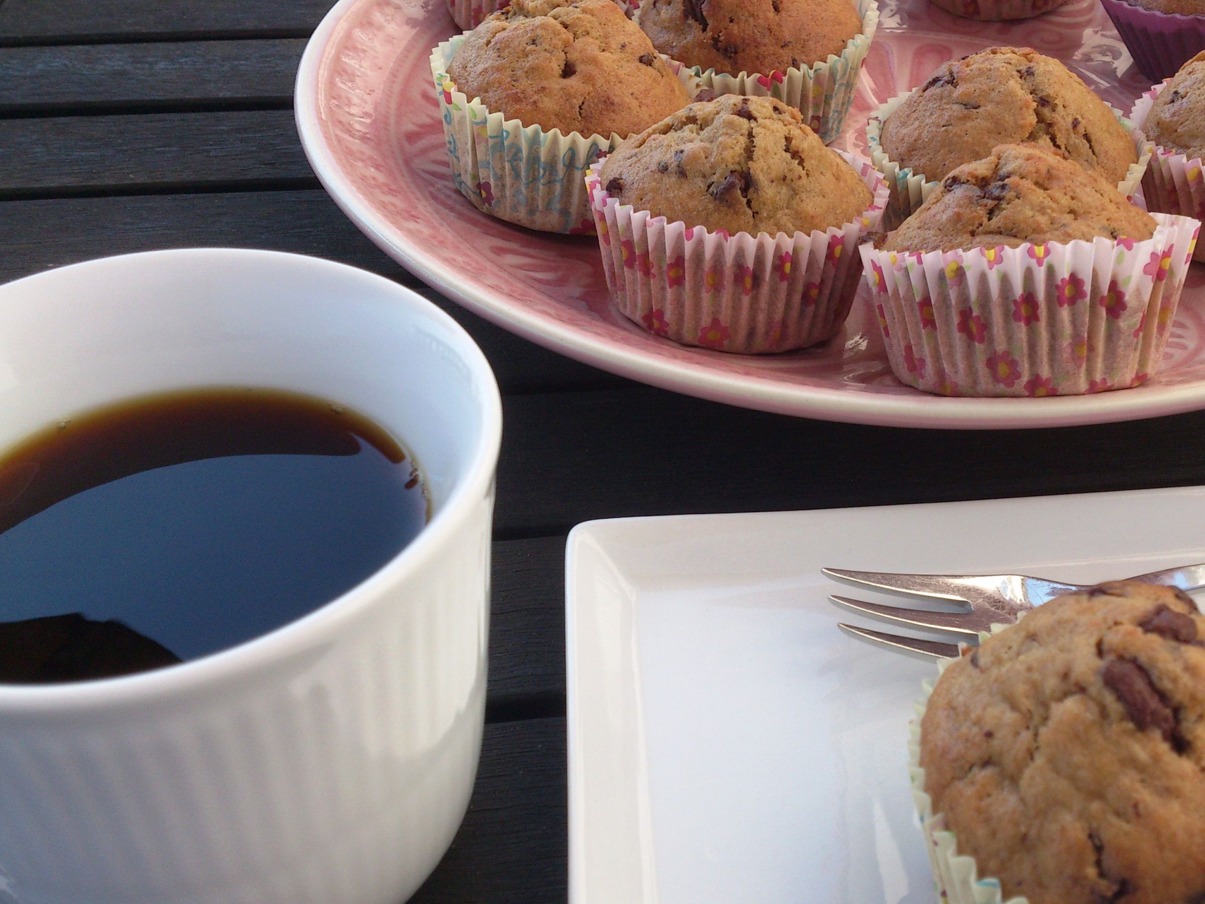 Bananmuffins serveret med kaffe