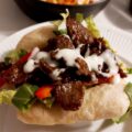 Bao buns er her fyldt med kebab og masser af grøntsager
