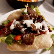 Bao buns er her fyldt med kebab og masser af grøntsager