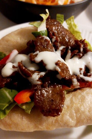 Bao buns er her fyldt med kebab og masser af grøntsager