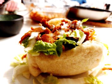 Bao fyldt med pulled pork og grøntsager