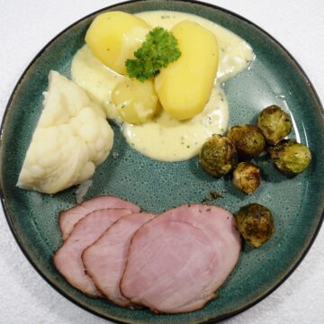Bearnaisesauce grundopskrift med hamburgerryg, kartofler og rosenkål