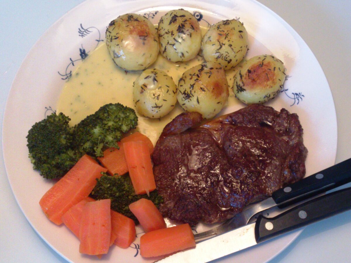 Bearnaisesauce serveret med ribeye steak