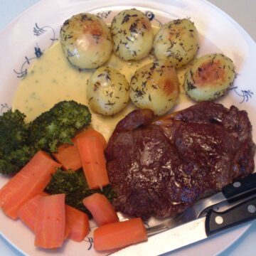 Bearnaisesauce serveret med ribeye steak