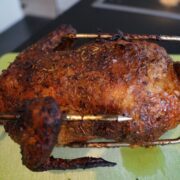 Bedste hel kylling på grill stegt på gasgrill med rotisseri