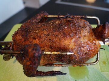 Bedste hel kylling på grill stegt på gasgrill med rotisseri
