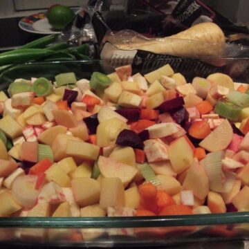 Blandede rodfrugter i ildfast fad