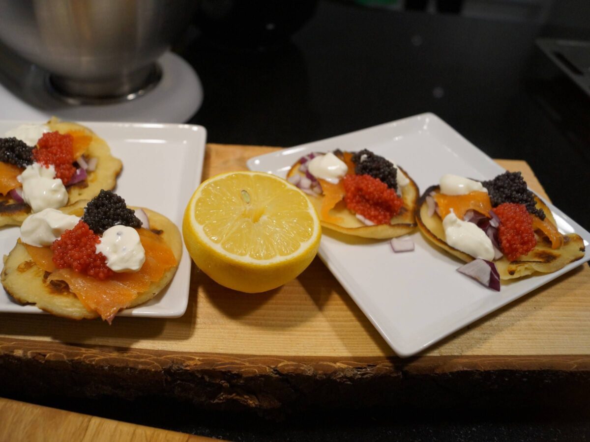 Blinis med stenbiderrogn og røget laks