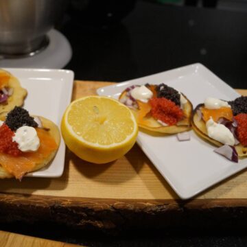 Blinis med stenbiderrogn og røget laks