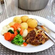 Bøf med bløde løg serveret med whiskysauce