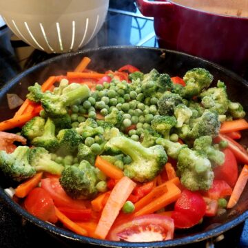 Broccoli og ærter steges på pande