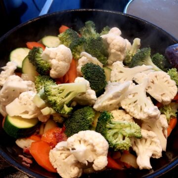 Broccoli og blomkål tilsættes