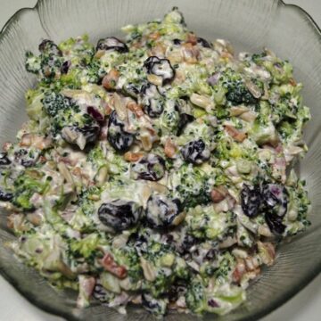 Broccolisalat i skål