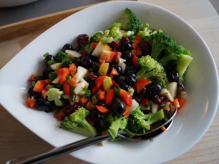 Broccolisalat med oliven