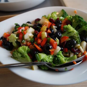 Broccolisalat sund opskrift