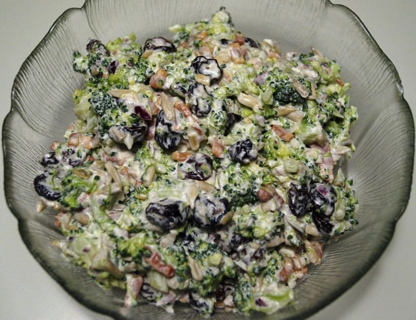 Broccolisalat i skål
