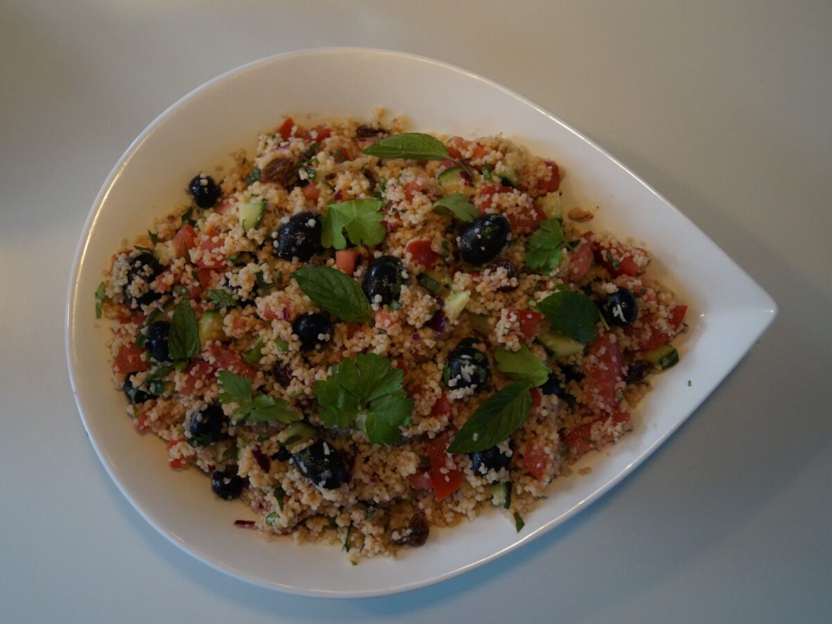 Bulgursalat med oliven og tomater