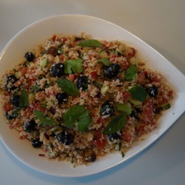 Bulgursalat med oliven og tomater