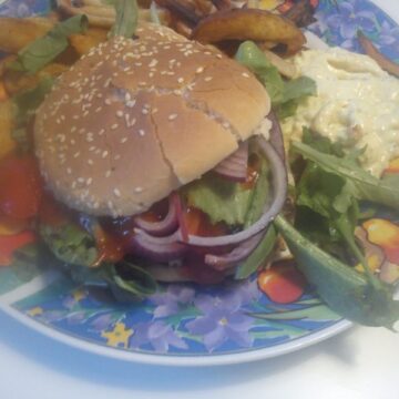 Burger med kartofler og remoulade