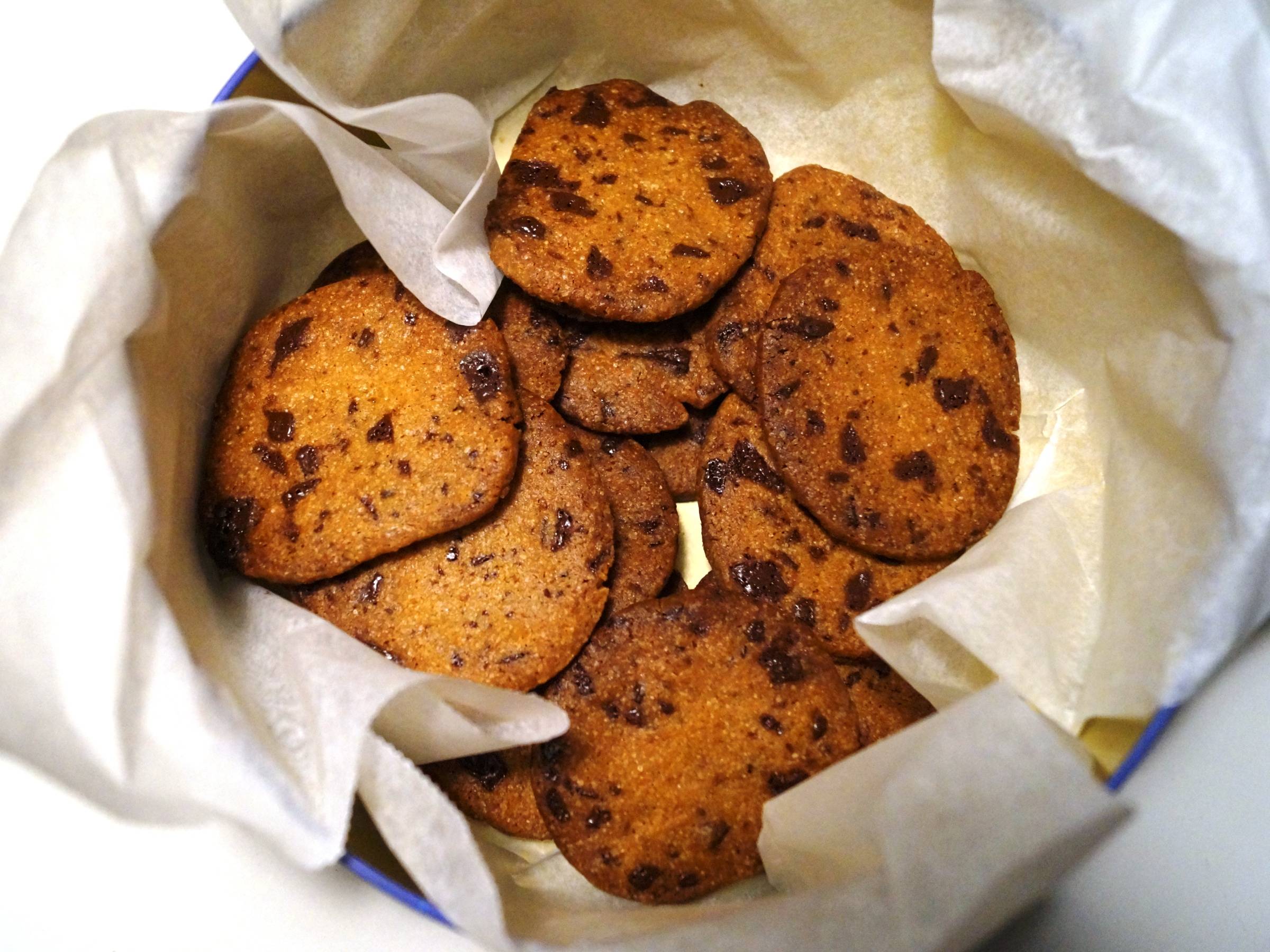 Cookies med chokolade i kagedåse