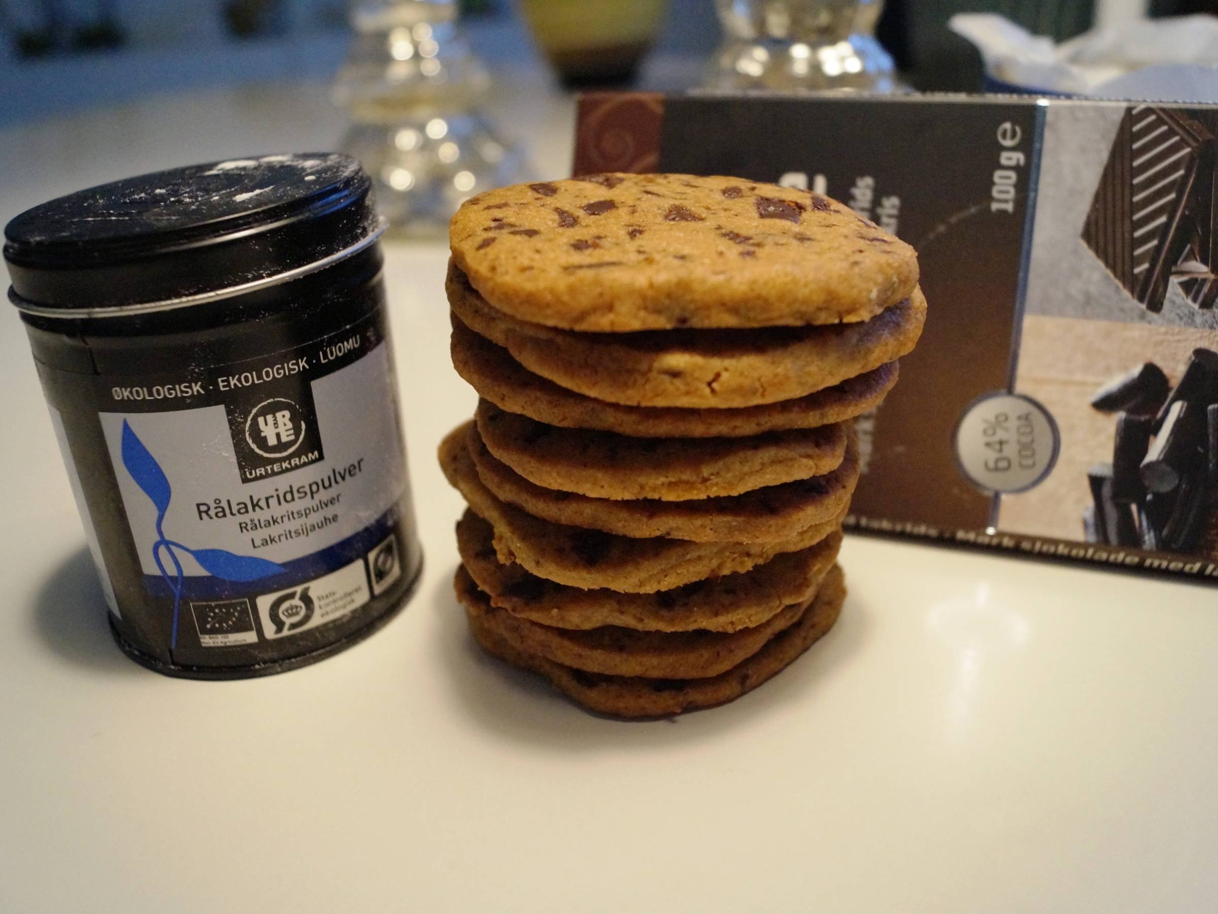 Cookies med lakridspulver og chokolade med lakrids