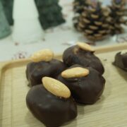 Dadelkonfekt fyldt med marcipan og dyppet i chokolade