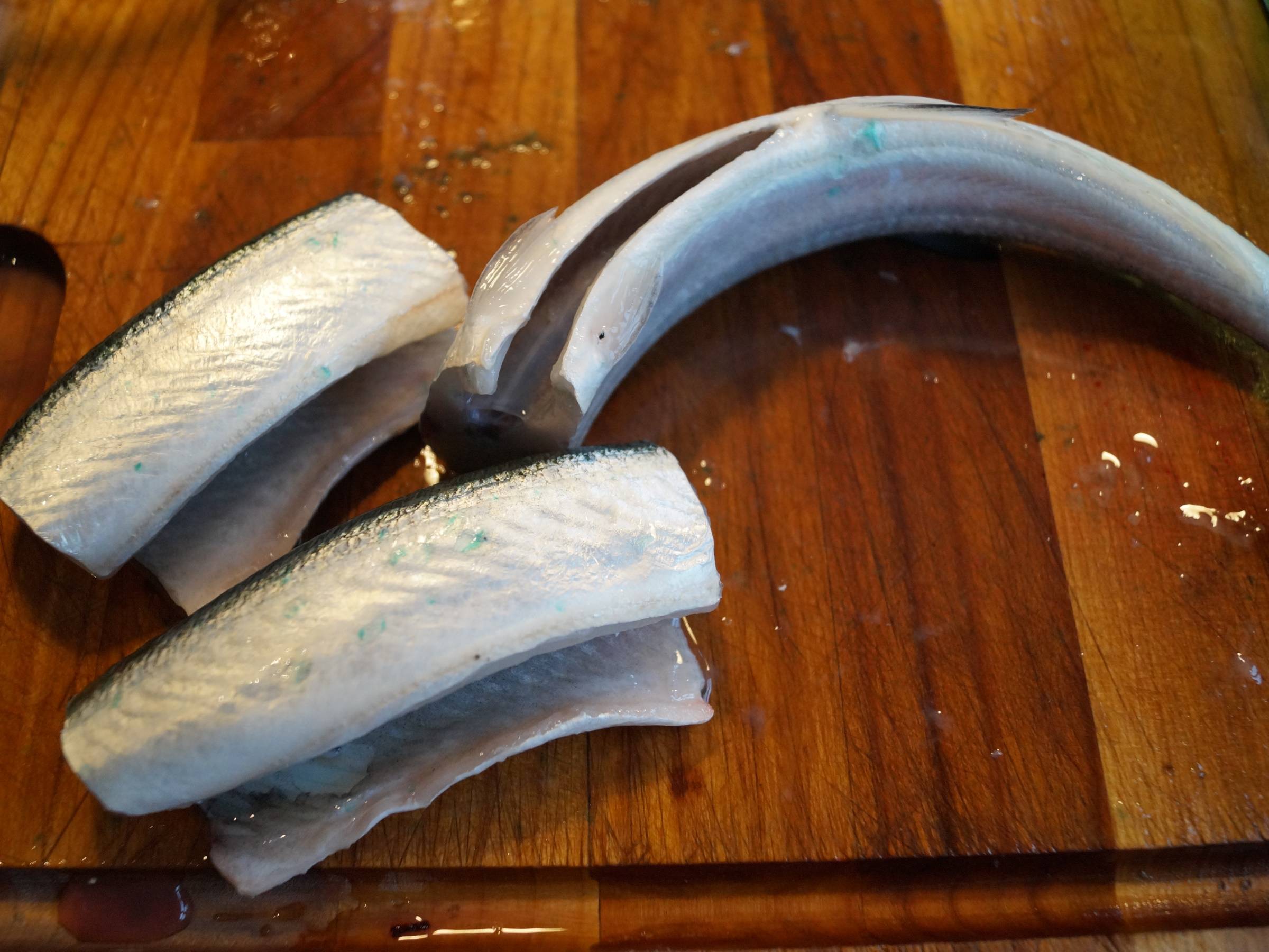 Hornfisk skæres ud i fire fileter