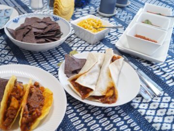 Enchiladas med oksekød i hvedetortillas og majs tacoskaller