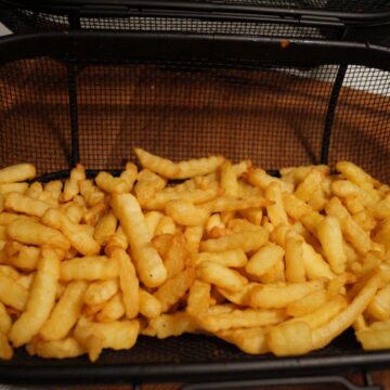Færdiglavede pommes frites på rotisseri
