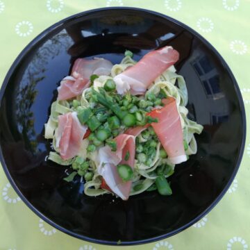 Fettuccine med serranoskinke og asparges