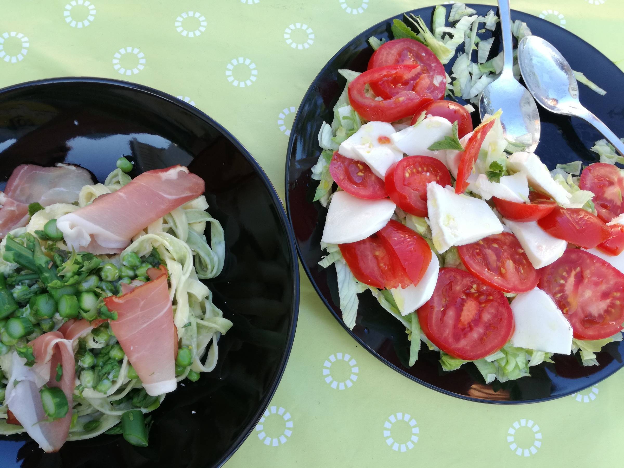 Fettuccine med serranoskinke og salat med Mozzarella