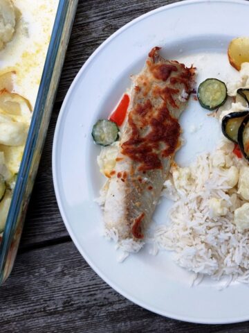 Fisk med grรธntsager i flรธdesauce klar til at spise
