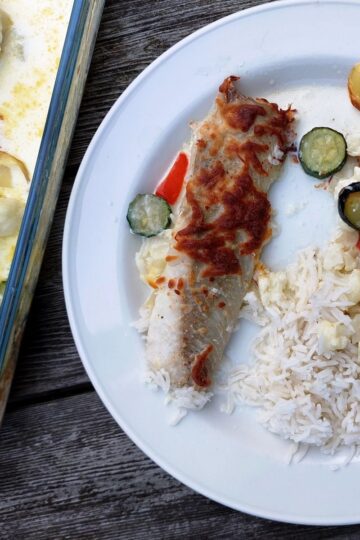 Fisk med grøntsager i flødesauce klar til at spise