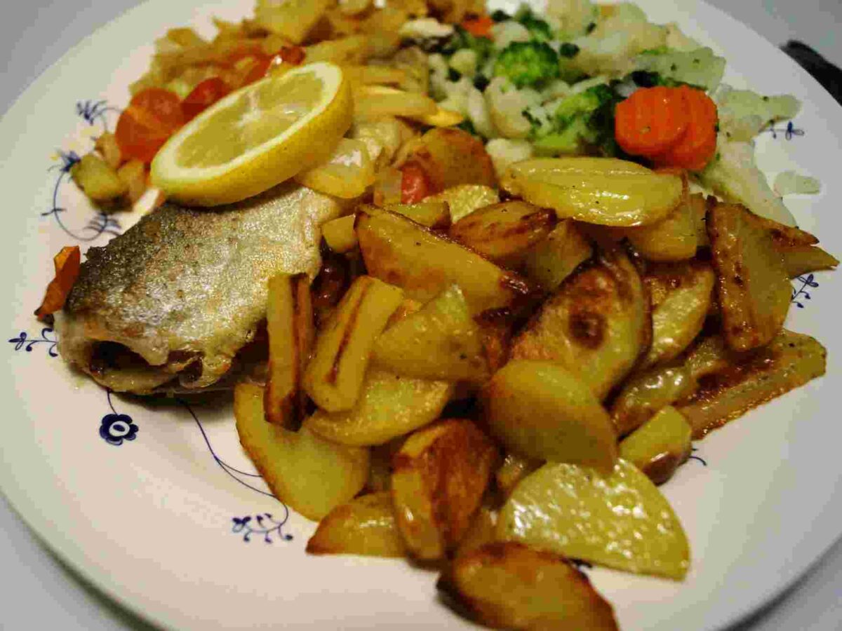 Fisk i bagepapir med tilbehør