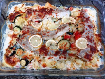 Fiskefad med grøntsager og flødesauce efter 30 min. i ovn